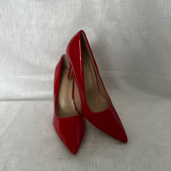 Leticia, red faux patent leather dress shoe, size 9 - Picture 2 of 5